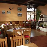 Konukevi Penzion A Restaurace U Mamy 3*