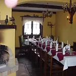 Konukevi Penzion A Restaurace U Mamy