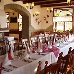 Konukevi Penzion A Restaurace U Mamy 3*